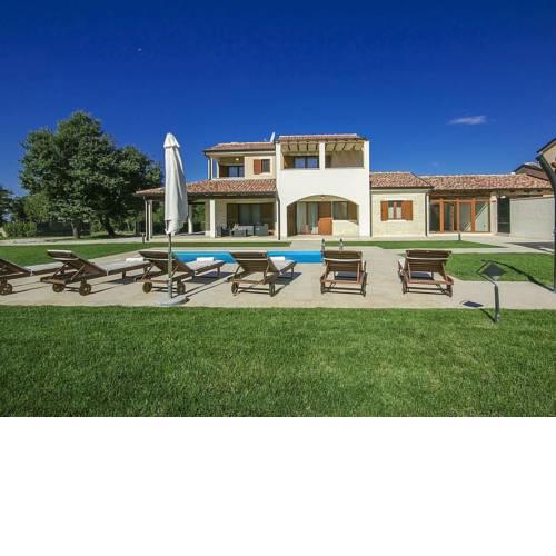 Quaint Villa in Katun with Swimming Pool