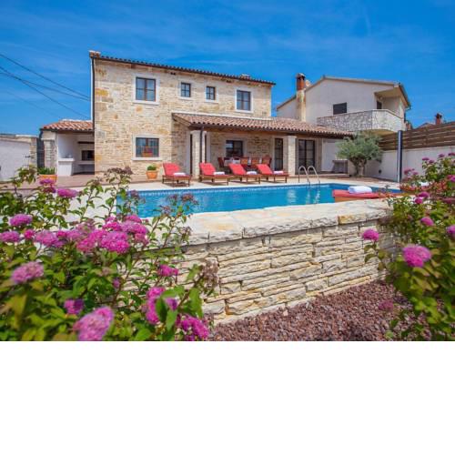Charming Holiday Home with Swimming Pool in Pula