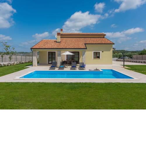 Villa Giovanna Fuskulin with pool near the beach