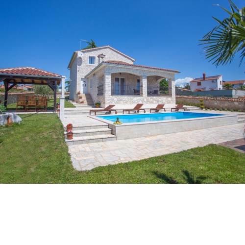 Quaint Stone Villa with Swimming Pool in Kastelir
