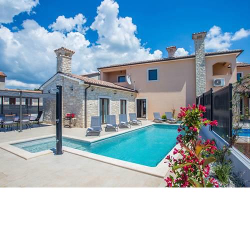Wonderful Holiday Home in Kastelir with Private Pool