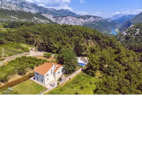 Villa in Naklice Sleeps 8 with Pool and Air Con