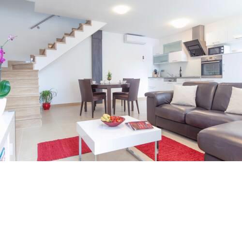 Villa in Pucisca Sleeps 5 with Air Con and WiFi