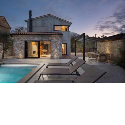 Villa Iron Lady
