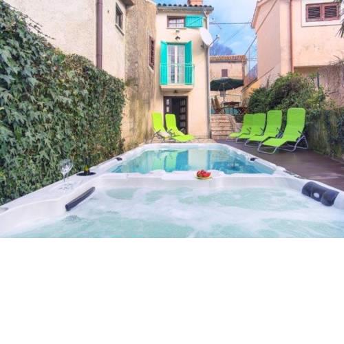 Villa Jacuzzi House