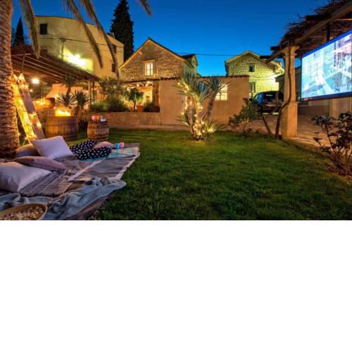 Villa Janski Central - 2 Bedroom City Central Villa - Cave Pool - Great Garden Area