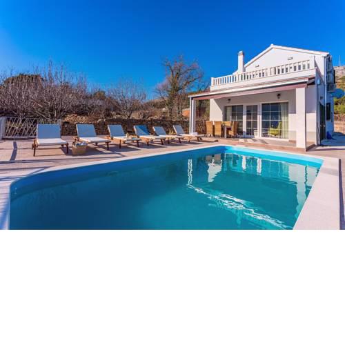 Villa Kampanel with private pool,7km from sandy beach