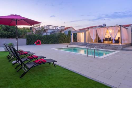Villa Laura with heated pool