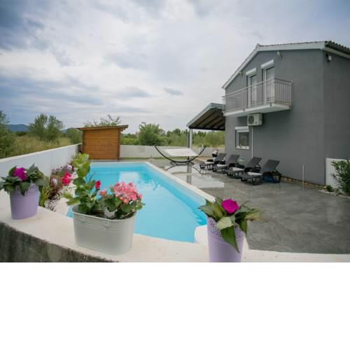 Spacious Villa in Sukosan with Pool
