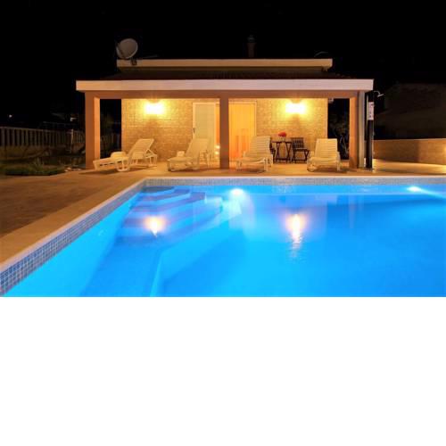 Villa Leo With Pool