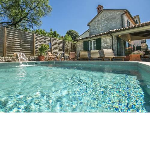 Heritage Holiday Home in Visnjan with Outdoor Pool