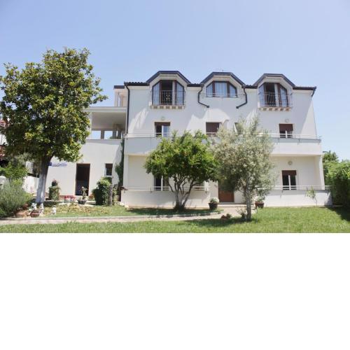 Villa Lion Zambratija
