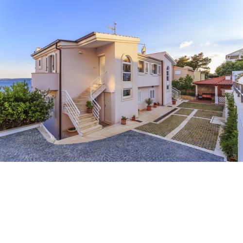 Holiday home Lola, sea on a palm! HEATED POOL