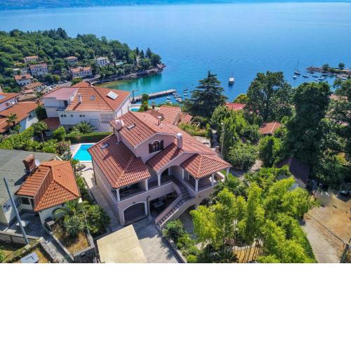 Villa Lora with swimming pool, 150m to the sea, Opatija-Lovran
