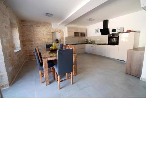 VILLA MANDY Four-Bedroom Holiday House
