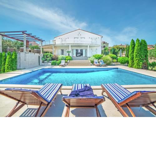 Luxurious Detached Villa in Liznjan with Swimming Pool