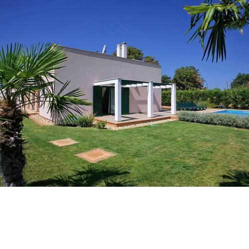 Quaint Villa in Mihelici with Private Pool