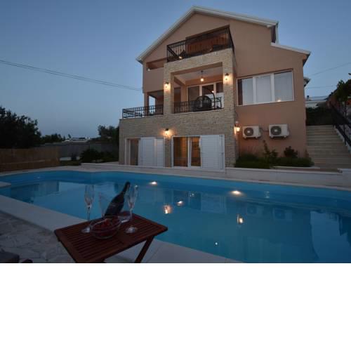 Quaint Villa in Murter with Pool