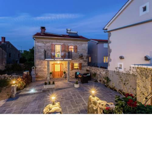 Charming Villa in Milohnici with Balcony