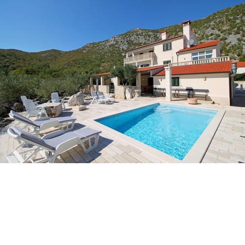 Villa My Stone private 24m2 pool, gym, billiards, 5 bedrooms, max 12 person