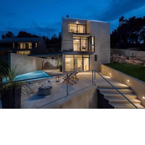 Spacious Villa with Pool in Sutivan