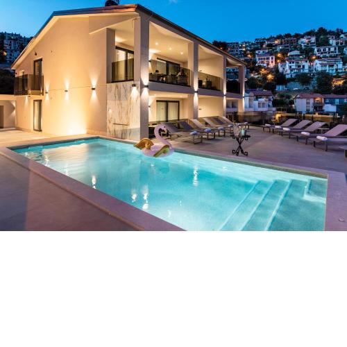 Villa Nina I - Apartments with pool near the sea