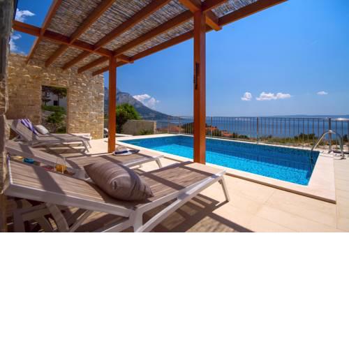 Villa Oslo - luxury place with sea views & heated pool, 300m far from sandy beach