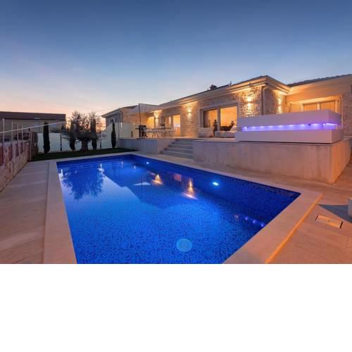 Luxurious Child-friendly Villa with Jacuzzi in Tar