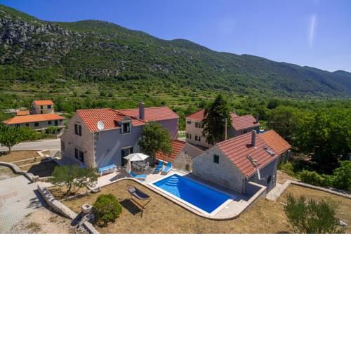 Villa Roglic with pool in Dalmatian Hinterland