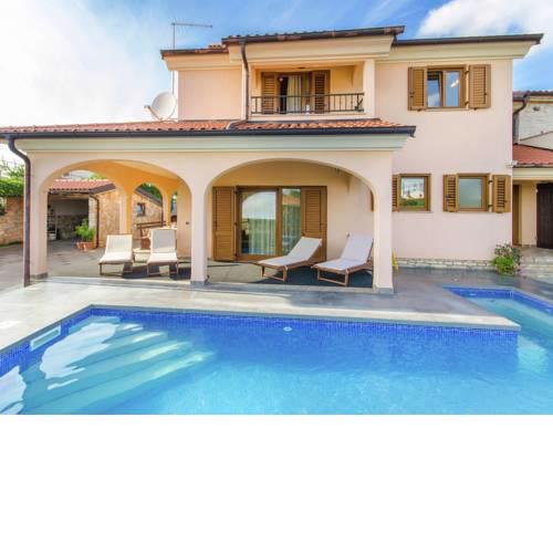 Comfortable Holiday Home in Rovinj with Private Pool