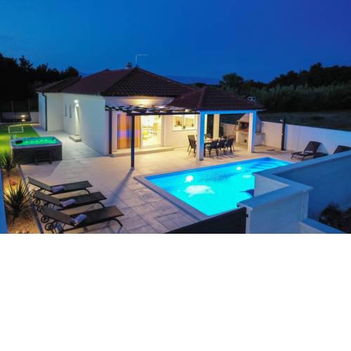 Villa Sabun - modern house with heated pool & jacuzzi