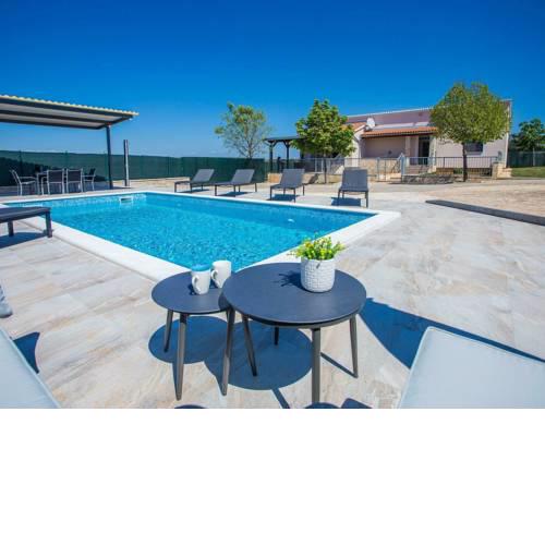 Modern Holiday Home in Vodnjan with Swimming Pool