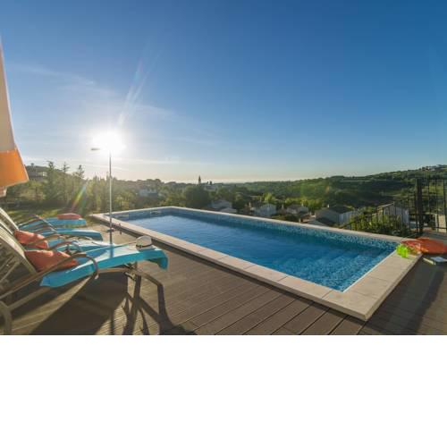 Contemporary Villa with Swimming Pool in Momjan