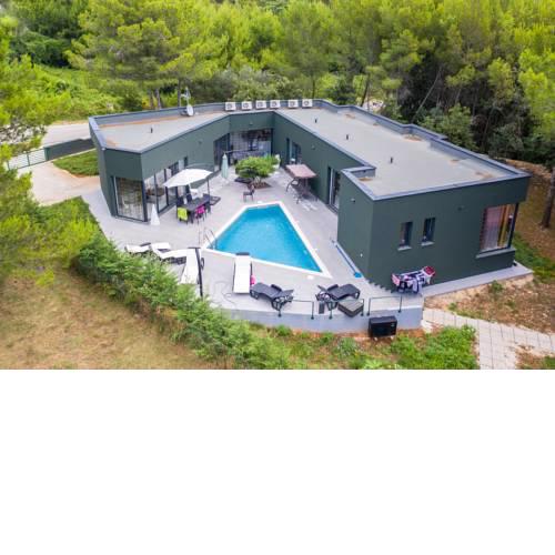 Villa Sandra, 900 more
