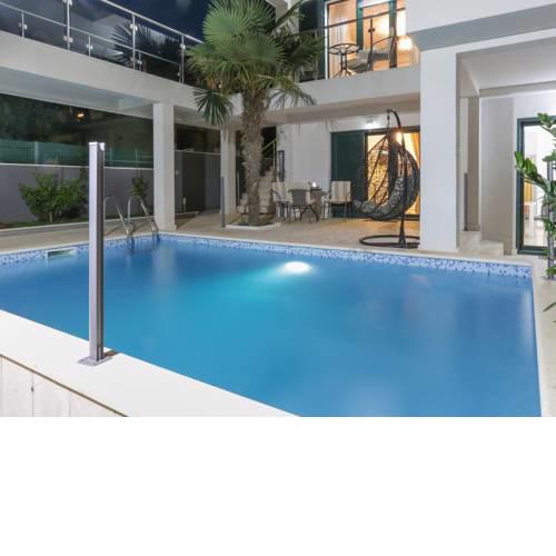 Spacious Villa in Kastel stafilic with Pool