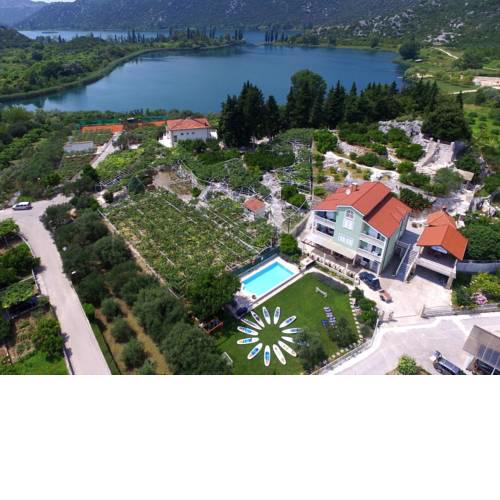 Beautiful Holiday Home in Peracko Blato with Swimming Pool