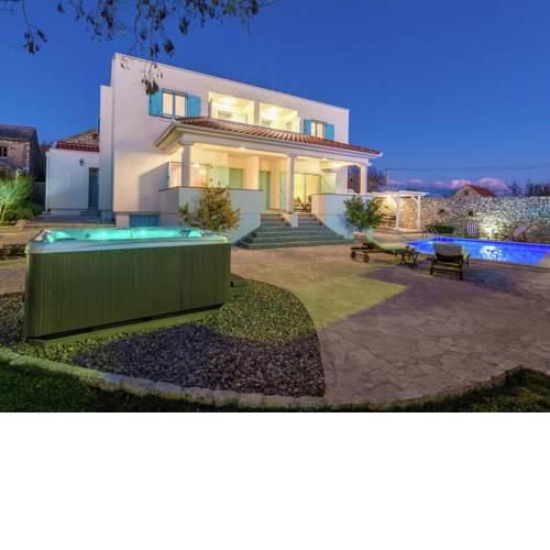 Beautiful Villa in Poljica with Jacuzzi and Sauna