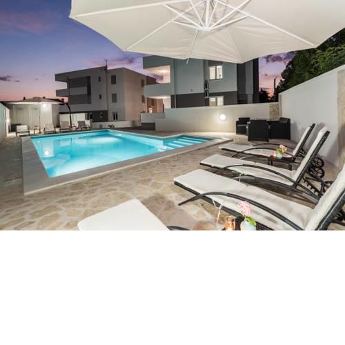 Villa Star 6 luxury apartment with a pool