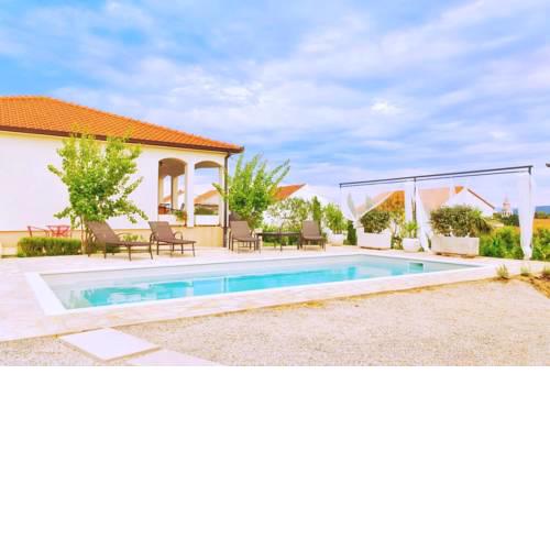 Villa Sunny Garden with private heated pool