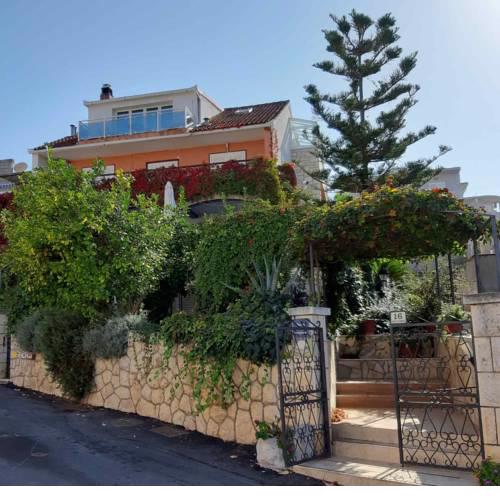 Villa Tania