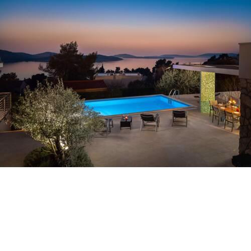Villa Tela with Pool