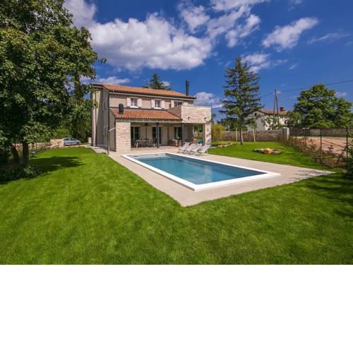 Beautiful Villa in zminj with Swimming Pool