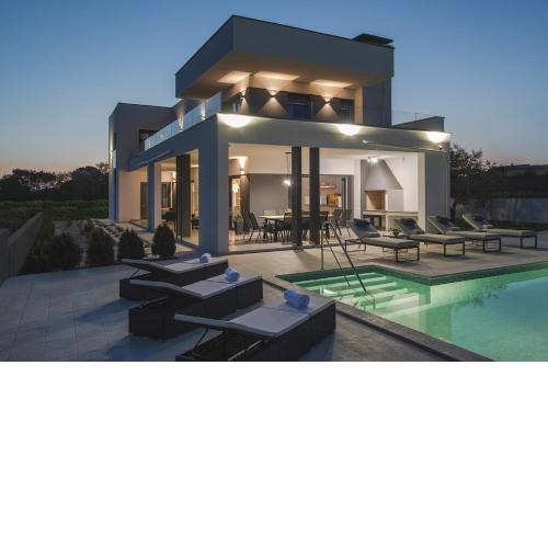 Villa Una with heated pool and whirlpool