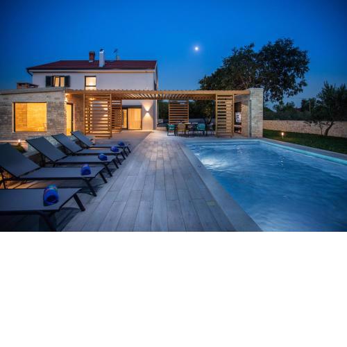 Villa uNIKAt with pool and sauna