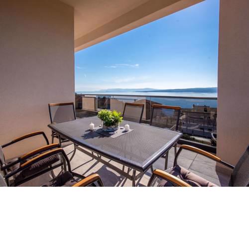 Spacious Villa in Dramalj with Jacuzzi