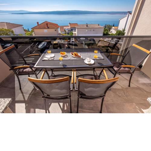 Modern Villa in Dramalj with Jacuzzi
