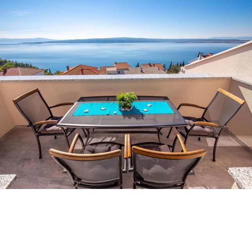 Charming Villa in Dramalj with Jacuzzi