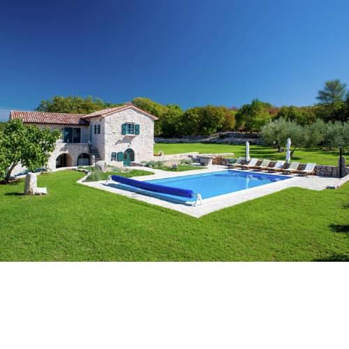 An Authentic Stone Villa in Strilcici's Green Paradise
