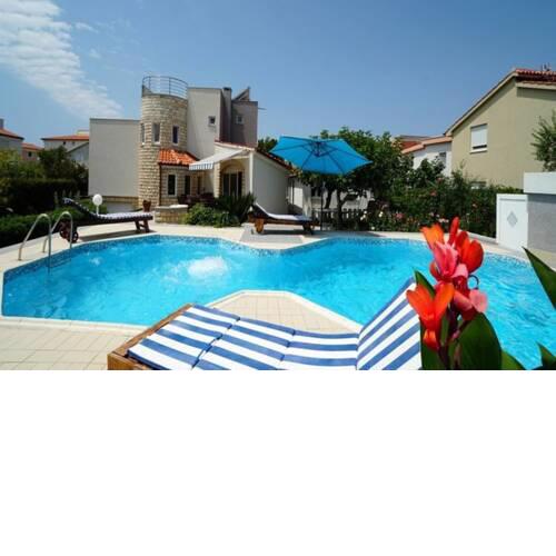 Villa with pool and guesthouse Vir