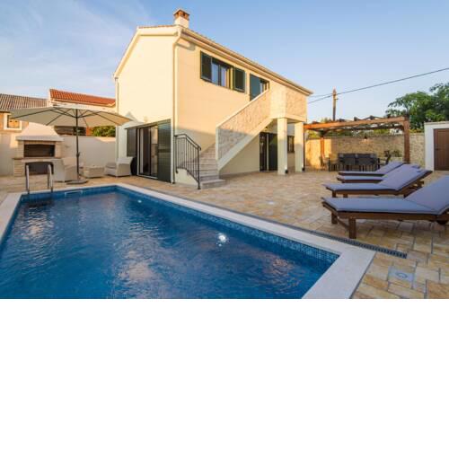 Villa with pool Ive